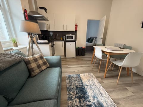 TV and multimedia, Kitchen or kitchenette, Living room, Seating area, Dining area, oven, pet friendly, stove
