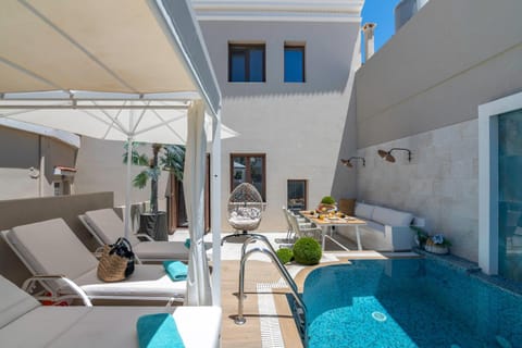 Day, Balcony/Terrace, Seating area, Pool view, Swimming pool, sunbed