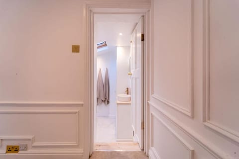 Elegant 3 bedroom home in the centre of Cheltenham House in Cheltenham