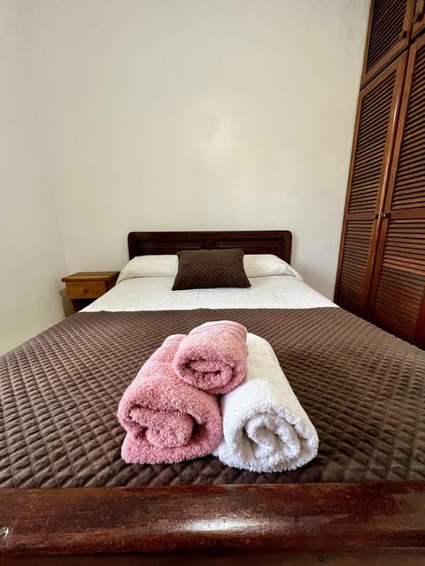 Bed, towels