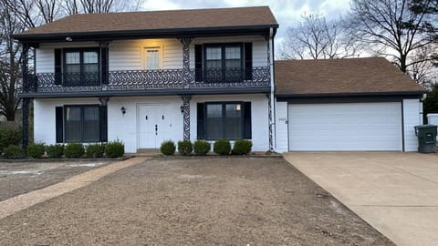 Stylish 4BR Prime Location Close to All! House in Memphis
