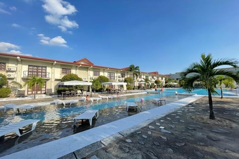 Property building, Swimming pool, sunbed