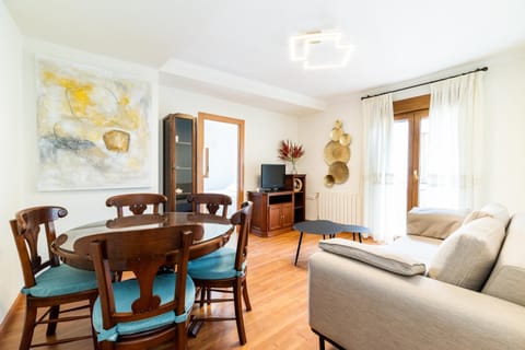 Communal lounge/ TV room, TV and multimedia, Living room, Dining area