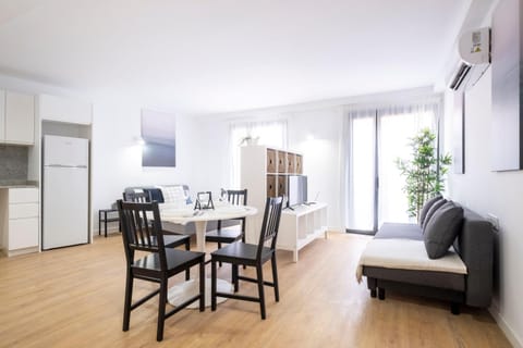 StayCampNou Studio with Balcony Apartment in L'Hospitalet de Llobregat