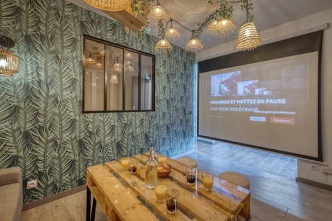 TV and multimedia, Living room, Food and drinks, Seating area, Food, Drinks