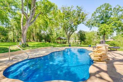 Home Gym, Office and Dock! Seguin Riverfront Retreat House in Seguin