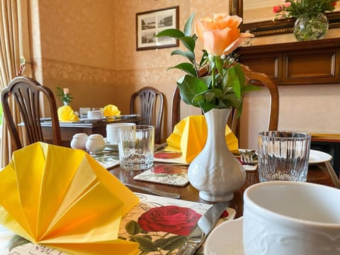 Food and drinks, Dining area, Food