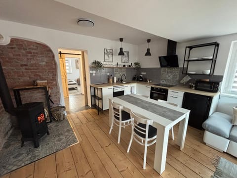 Kitchen or kitchenette, Living room, Seating area, Dining area, stove, kitchen