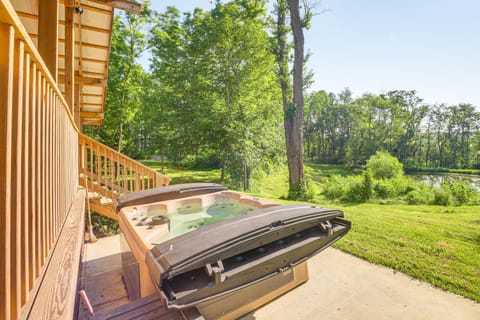 Friends and Family Rental Cabin with Hot Tub! Cabin in Ohio