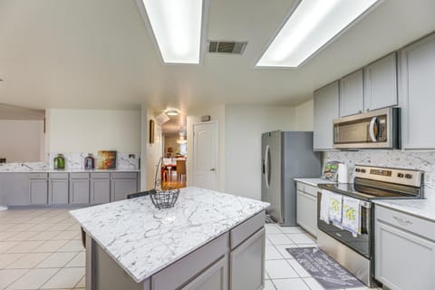 Austin Home with Deck - 9 Mi to Zilker Park! House in Austin