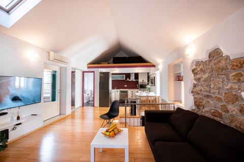 Communal lounge/ TV room, Living room, Seating area, Dining area, air conditioner