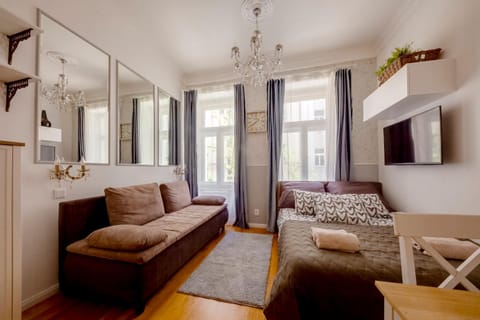Bed, Seating area