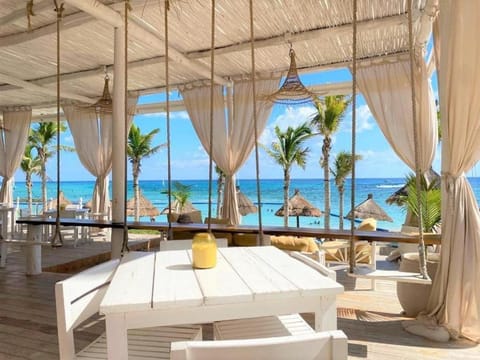 Restaurant/places to eat, Lounge or bar, Beach