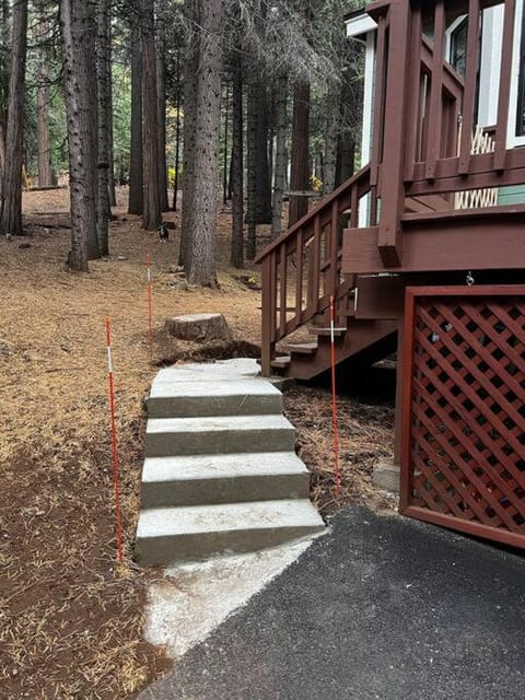 Cedar Oasis - Pet Friendly Cabin w Fireplace, Games and Wifi - 5 min to Big Trees Cabin in Dorrington