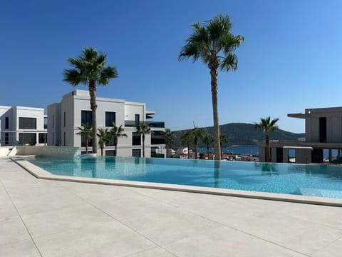 Property building, Day, Natural landscape, Mountain view, Pool view, Swimming pool, sunbed