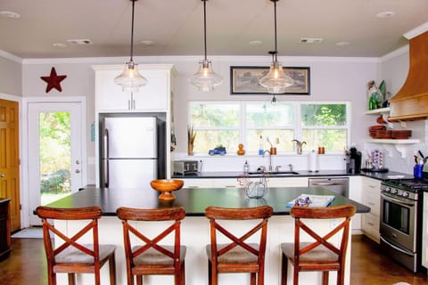 Kitchen or kitchenette, Dining area, dishwasher, minibar, pet friendly, stove