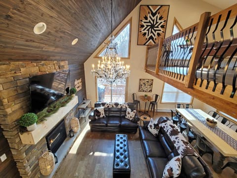TV and multimedia, Living room, Seating area, Dining area, Evening entertainment, Family, flat iron