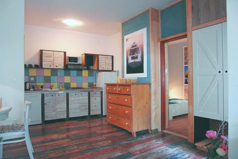 Kitchen or kitchenette, minibar