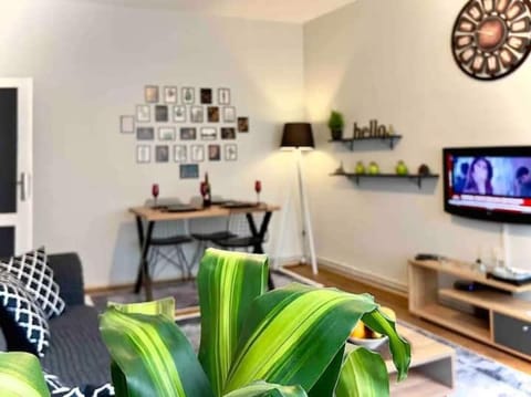 TV and multimedia, Living room, Seating area, Dining area