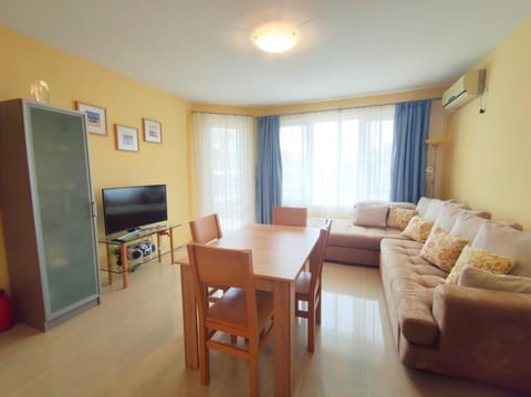 Communal lounge/ TV room, TV and multimedia, Kitchen or kitchenette, Living room, Seating area, Dining area, Evening entertainment, air conditioner