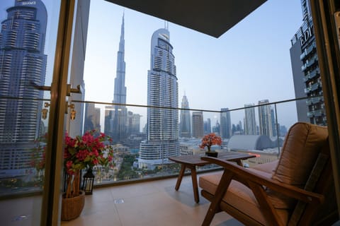 Day, View (from property/room), Balcony/Terrace, Living room, Seating area, City view