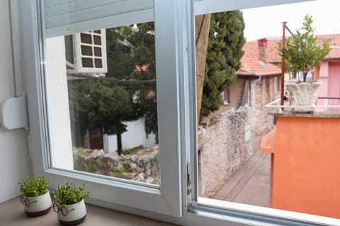 View (from property/room), View (from property/room), Living room, Decorative detail, Decorative detail, City view, Mountain view, Street view, Street view, Quiet street view