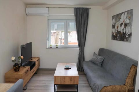 Day, TV and multimedia, Living room, Decorative detail, Decorative detail, Seating area, Guests, Guests, Area and facilities, group of guests, group of guests, internet, internet, locker, air conditioner