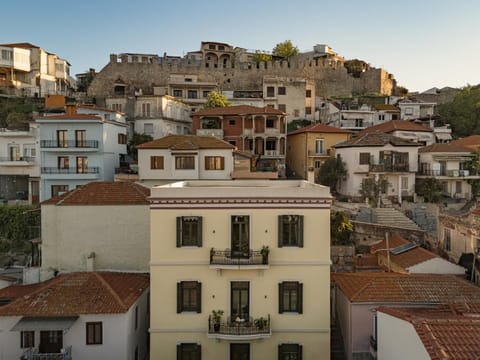 Property building, Day, Neighbourhood, Natural landscape, City view, Landmark view, Street view, Location, Family, Family