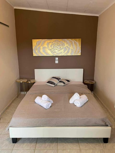 Bed, Photo of the whole room, Bedroom, towels