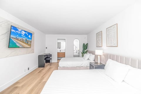 Bed, TV and multimedia, Photo of the whole room, Bedroom