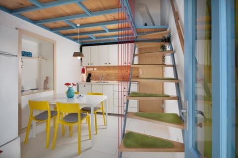 Kitchen or kitchenette, Seating area, Dining area