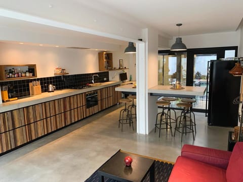 Coffee/tea facilities, Kitchen or kitchenette, Dining area, dishwasher, minibar, oven, stove