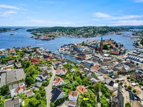 Property building, Day, Neighbourhood, Natural landscape, City view, Sea view, Street view, Location