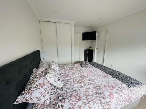 Bed, TV and multimedia, Photo of the whole room