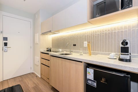 Coffee/tea facilities, Kitchen or kitchenette, minibar, stove