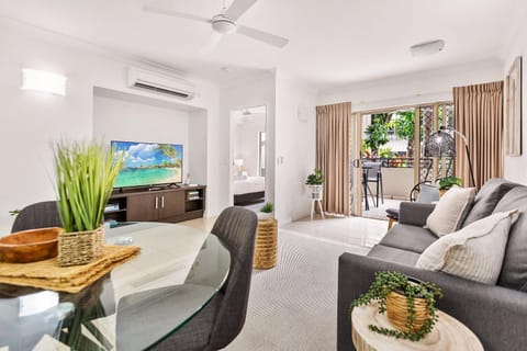 TV and multimedia, Living room, Seating area, air conditioner