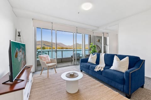 Communal lounge/ TV room, Natural landscape, TV and multimedia, Seating area, Evening entertainment, Sea view