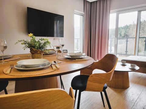 TV and multimedia, Living room, Seating area, Dining area