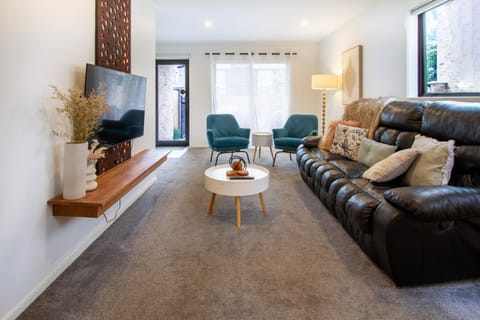 Facade/entrance, TV and multimedia, Living room, Decorative detail, Seating area