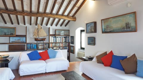 TV and multimedia, Seating area, air conditioner