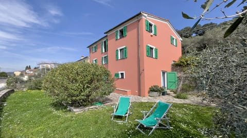 Property building, Spring, Day, Garden, sunbed