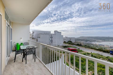 Patio, Natural landscape, Balcony/Terrace, Seating area, Dining area, Sea view