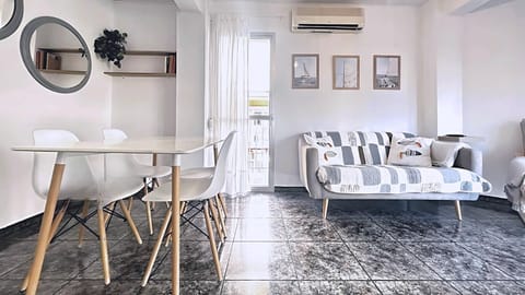 Living room, Photo of the whole room, Seating area, Dining area, heating, internet, air conditioner