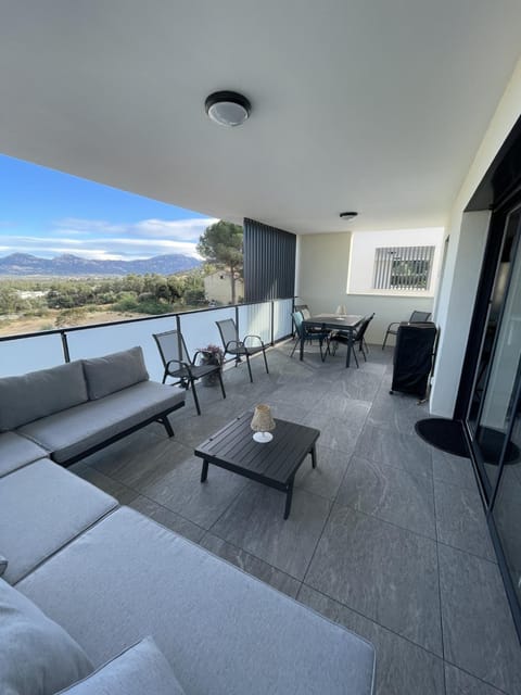 Patio, Day, Natural landscape, View (from property/room), Balcony/Terrace, Dining area, Mountain view