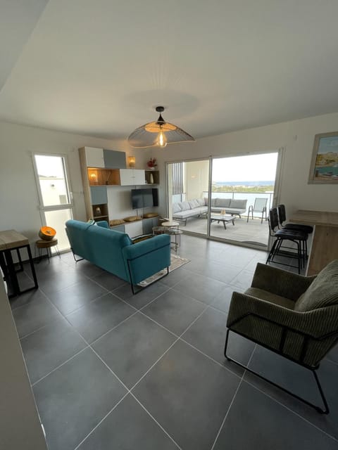 Kitchen or kitchenette, Living room, Dining area