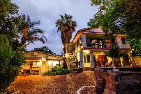 Property building, Patio, Communal lounge/ TV room, Facade/entrance, Summer, Garden, Animals, On site, Pets