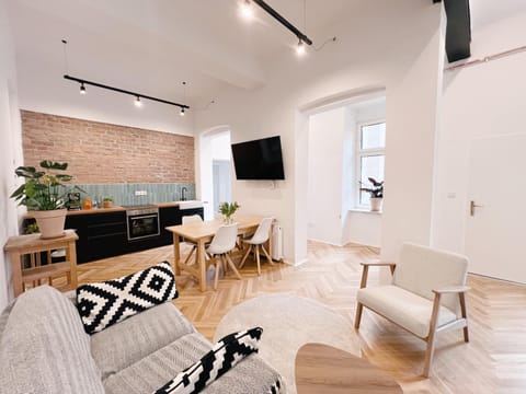 TV and multimedia, Kitchen or kitchenette, Living room, Seating area, Dining area