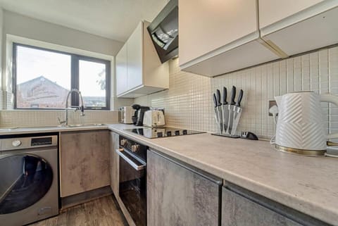 Modern 1BR Apt Netflix, Parking, M6 Access Apartment in Walsall