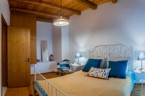 Bed, Living room, Photo of the whole room, Seating area, Bedroom