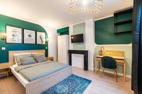 Photo of the whole room, Bedroom